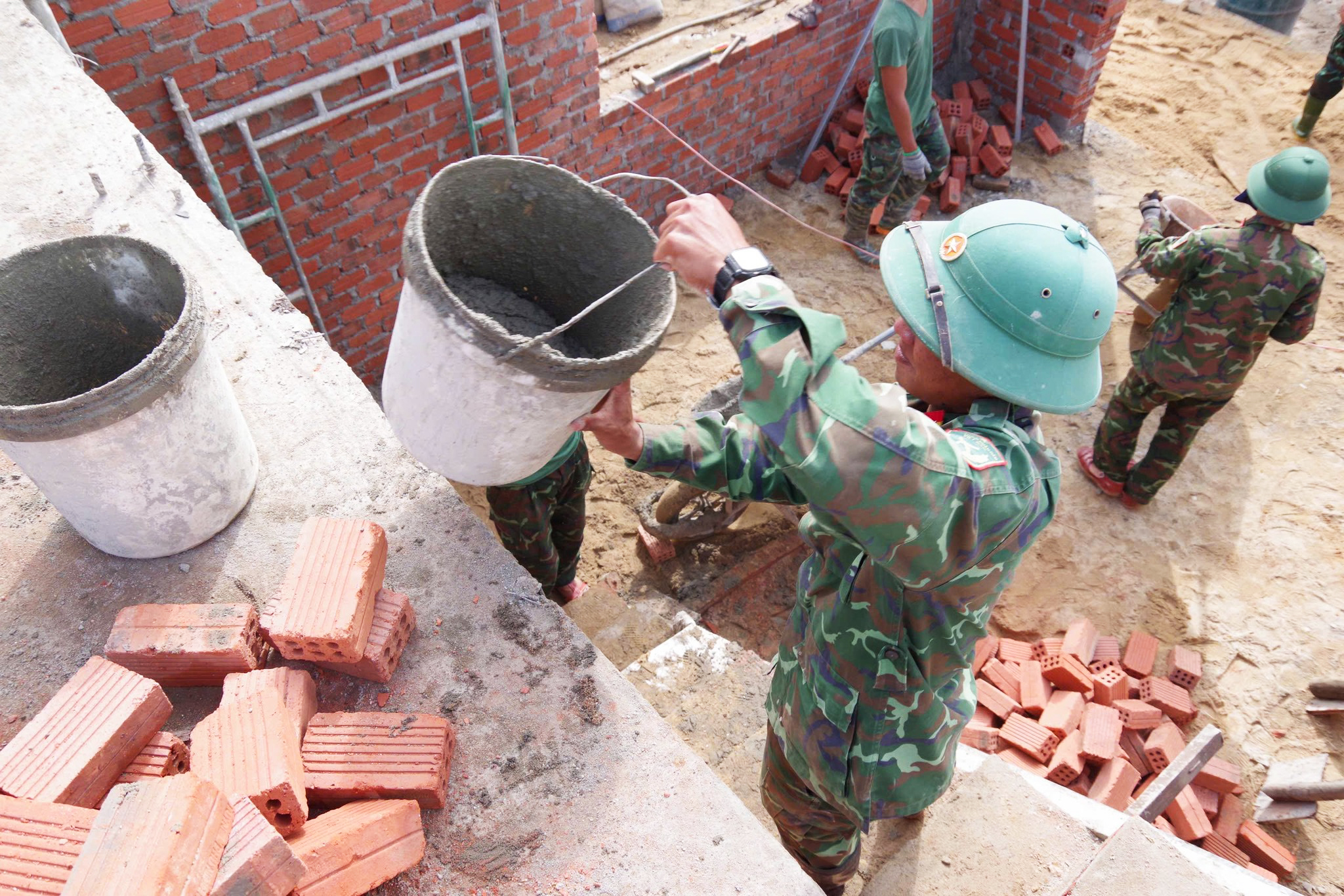 Đẩy nhanh tiến độ xây dựng, những ngôi nhà kiên cố trong 'Chiến dịch Quang Trung' sắp được trao tận tay người dân- Ảnh 2. Đẩy nhanh tiến độ xây dựng, những ngôi nhà kiên cố trong 'Chiến dịch Quang Trung' sắp được trao tận tay người dân- Ảnh 2.