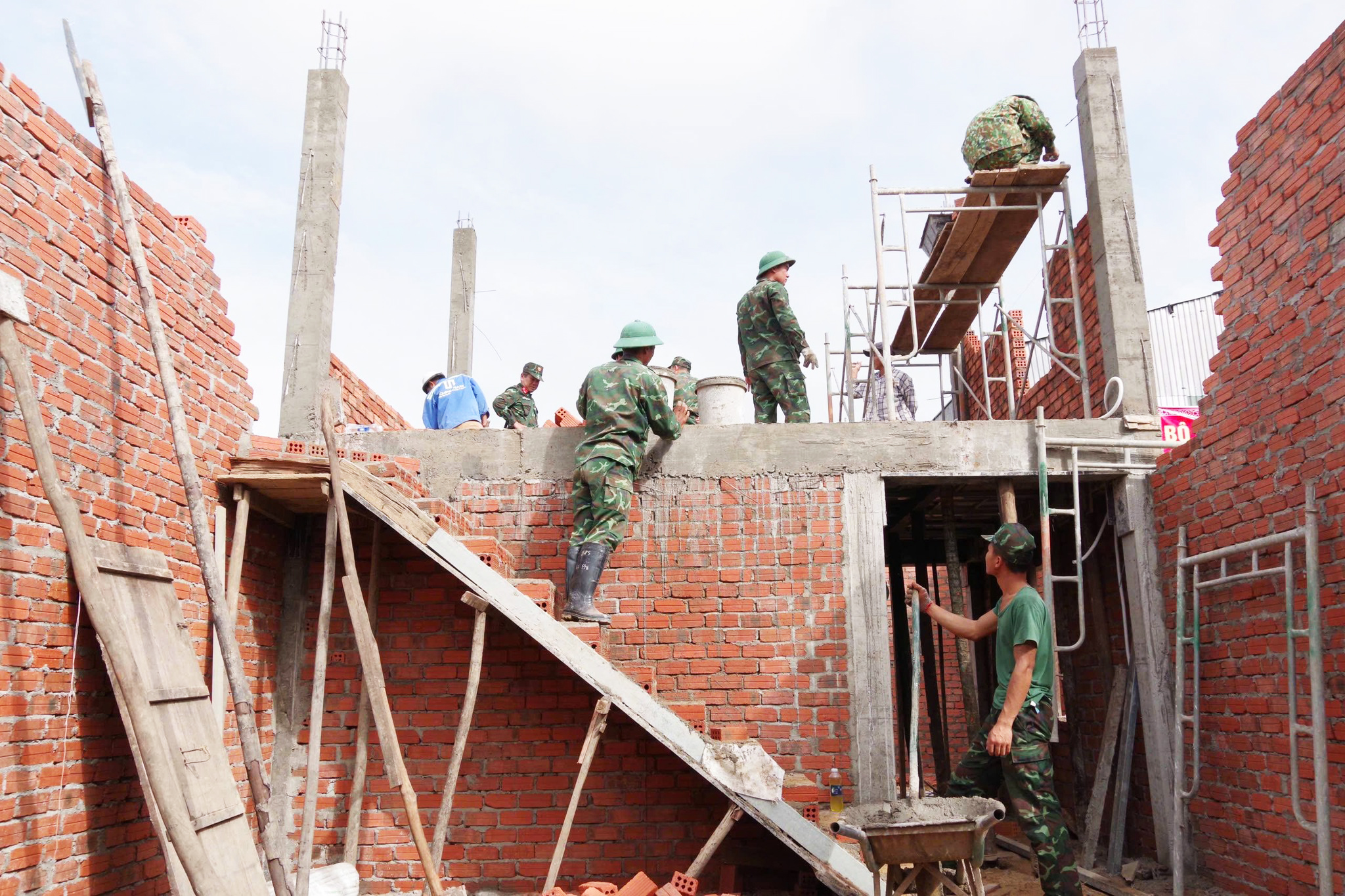 Đẩy nhanh tiến độ xây dựng, những ngôi nhà kiên cố trong 'Chiến dịch Quang Trung' sắp được trao tận tay người dân- Ảnh 4. Đẩy nhanh tiến độ xây dựng, những ngôi nhà kiên cố trong 'Chiến dịch Quang Trung' sắp được trao tận tay người dân- Ảnh 4.