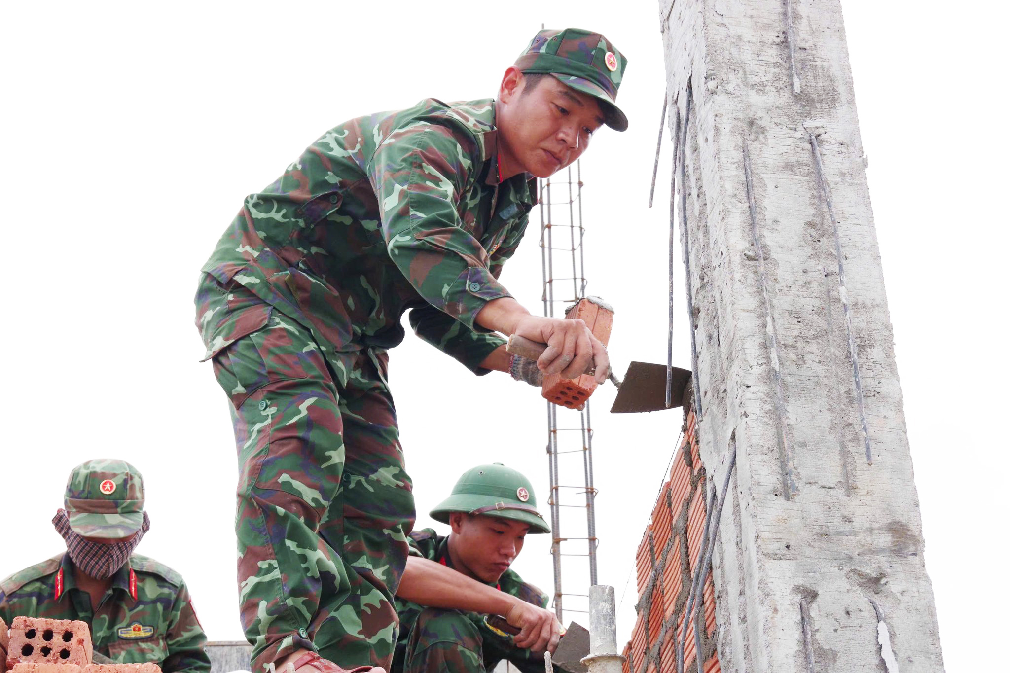 Đẩy nhanh tiến độ xây dựng, những ngôi nhà kiên cố trong 'Chiến dịch Quang Trung' sắp được trao tận tay người dân- Ảnh 5. Đẩy nhanh tiến độ xây dựng, những ngôi nhà kiên cố trong 'Chiến dịch Quang Trung' sắp được trao tận tay người dân- Ảnh 5.