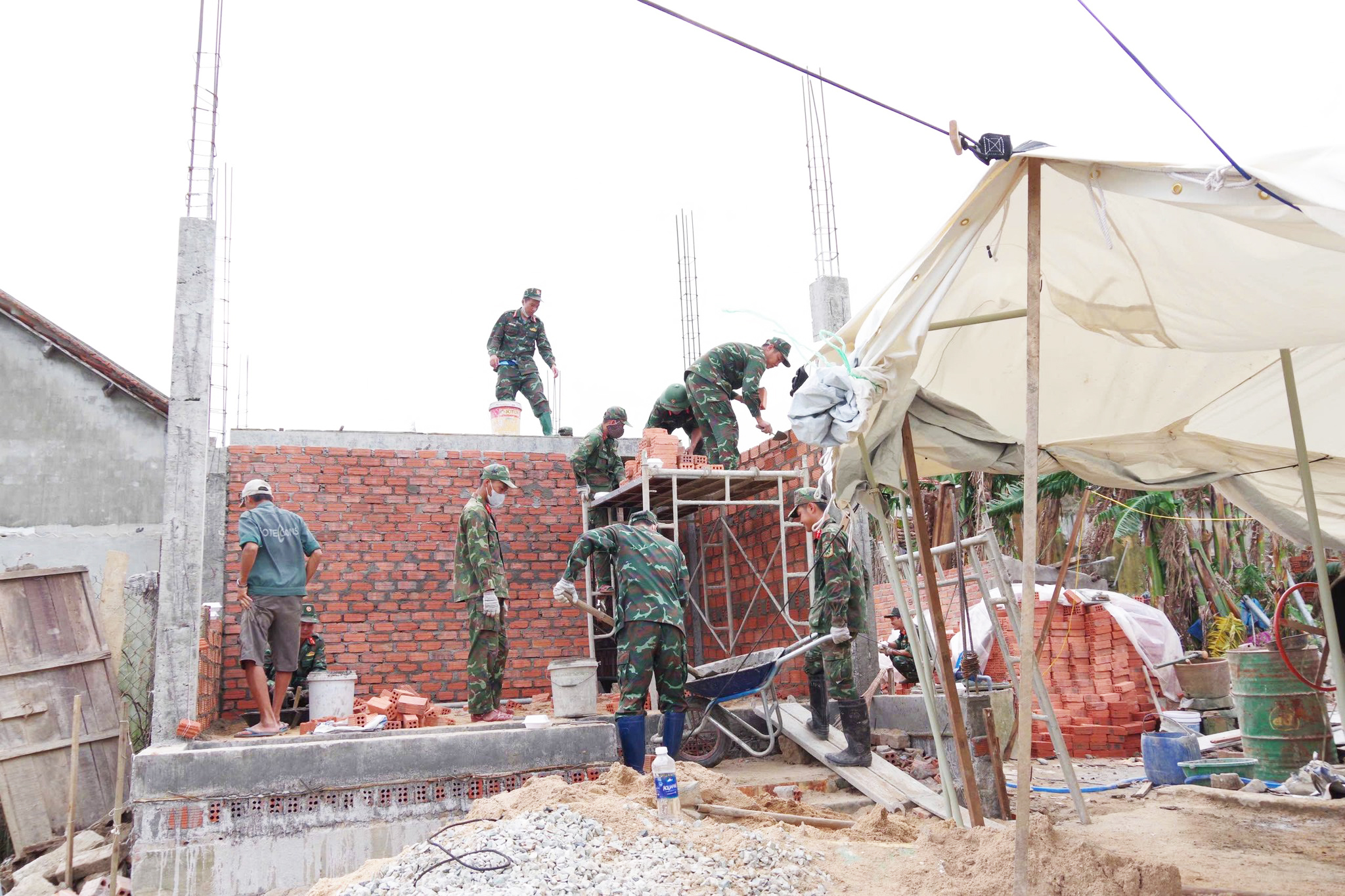 Đẩy nhanh tiến độ xây dựng, những ngôi nhà kiên cố trong 'Chiến dịch Quang Trung' sắp được trao tận tay người dân- Ảnh 6. Đẩy nhanh tiến độ xây dựng, những ngôi nhà kiên cố trong 'Chiến dịch Quang Trung' sắp được trao tận tay người dân- Ảnh 6.