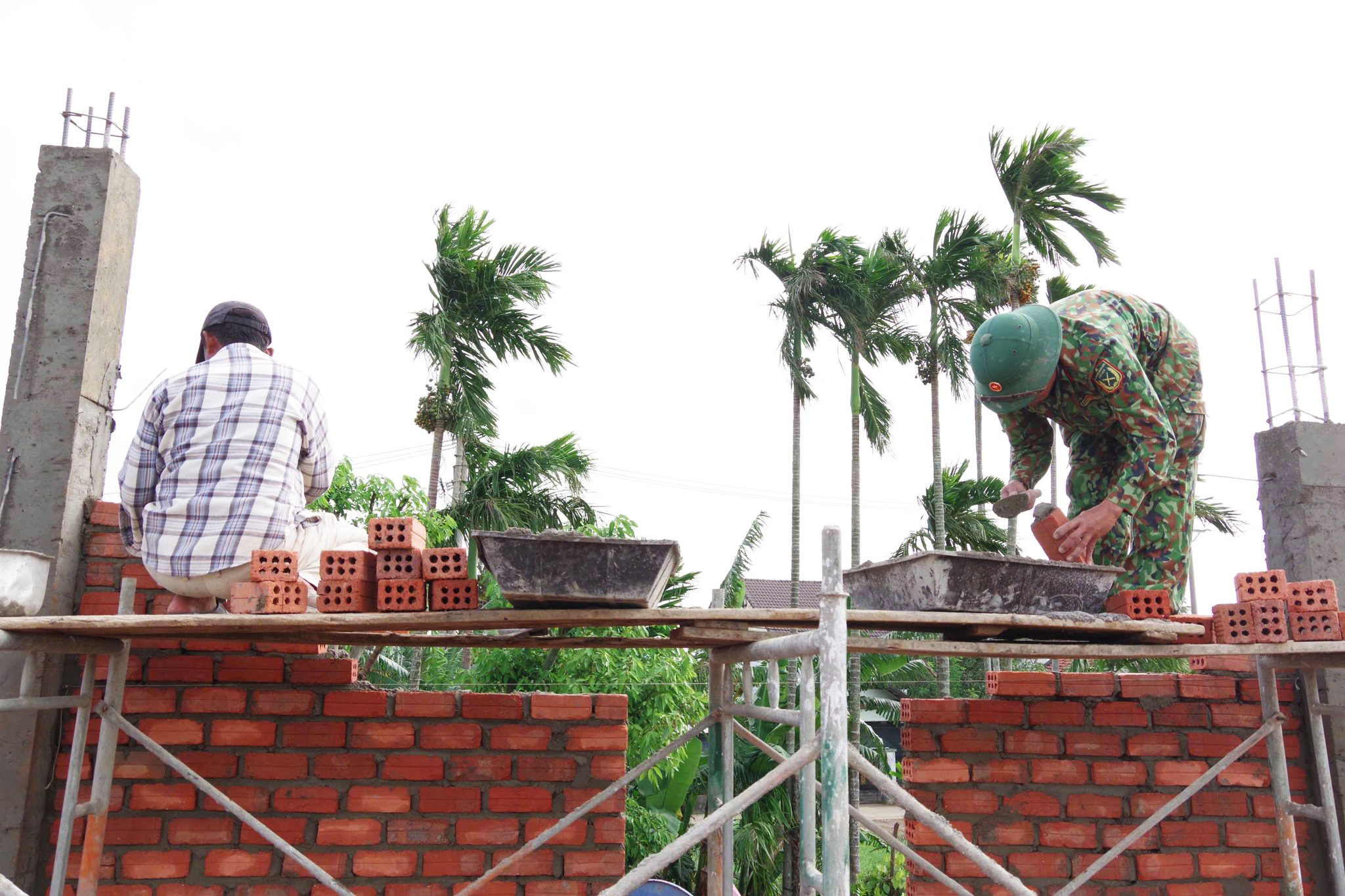 Đẩy nhanh tiến độ xây dựng, những ngôi nhà kiên cố trong 'Chiến dịch Quang Trung' sắp được trao tận tay người dân- Ảnh 9. Đẩy nhanh tiến độ xây dựng, những ngôi nhà kiên cố trong 'Chiến dịch Quang Trung' sắp được trao tận tay người dân- Ảnh 9.