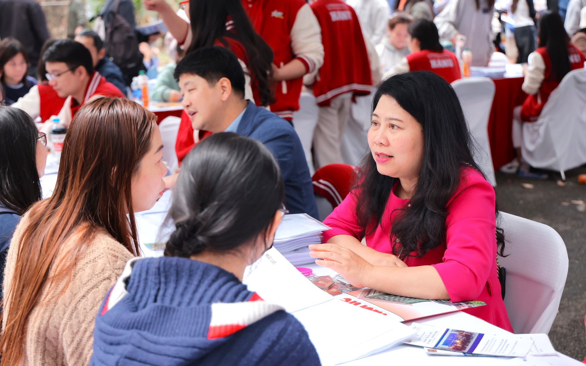 Tuyển sinh 2026: Vì sao nhiều trường thu hẹp vai trò của học bạ?