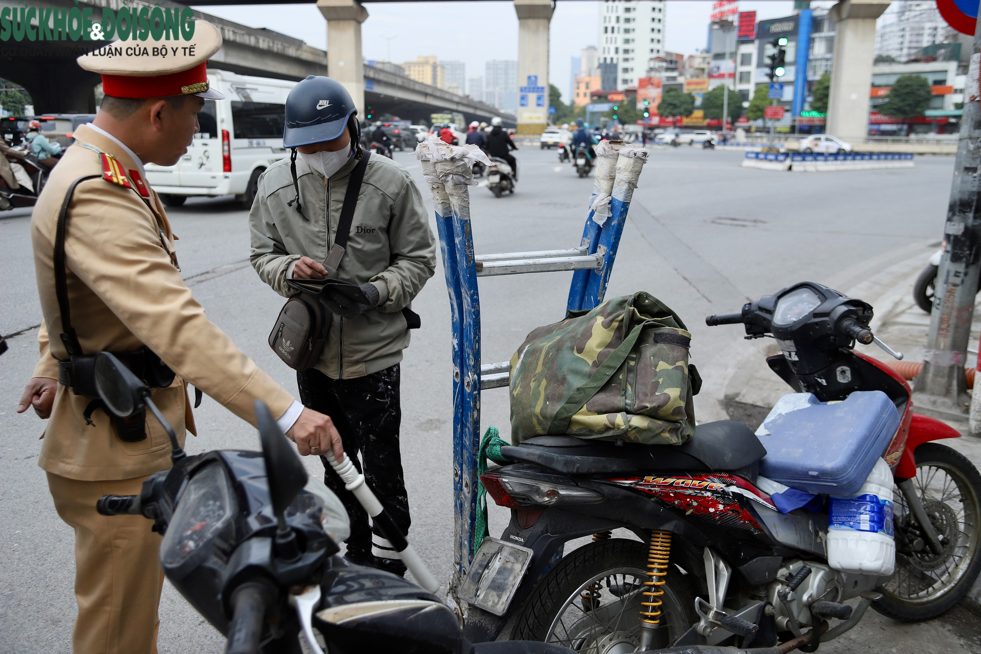 CSGT xử lý các vi phạm 'gây khó' cho hệ thống camera AI- Ảnh 4. CSGT xử lý các vi phạm 'gây khó' cho hệ thống camera AI- Ảnh 4.
