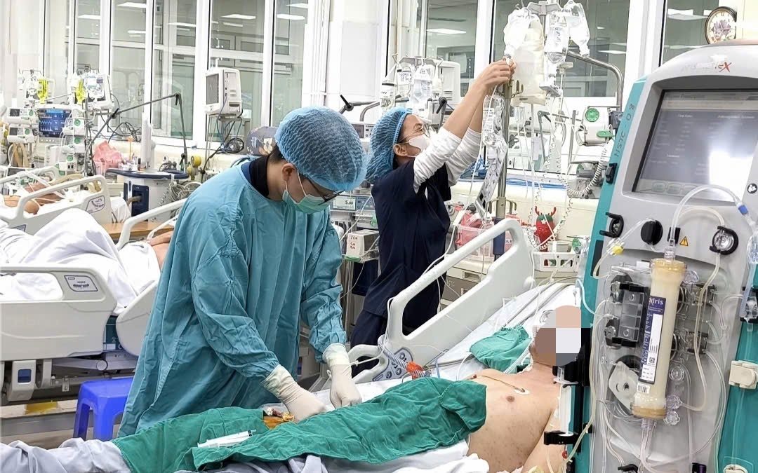 Cứu sống giảng viên nước ngoài nguy kịch vì viêm phổi, sốc nhiễm khuẩn nặng