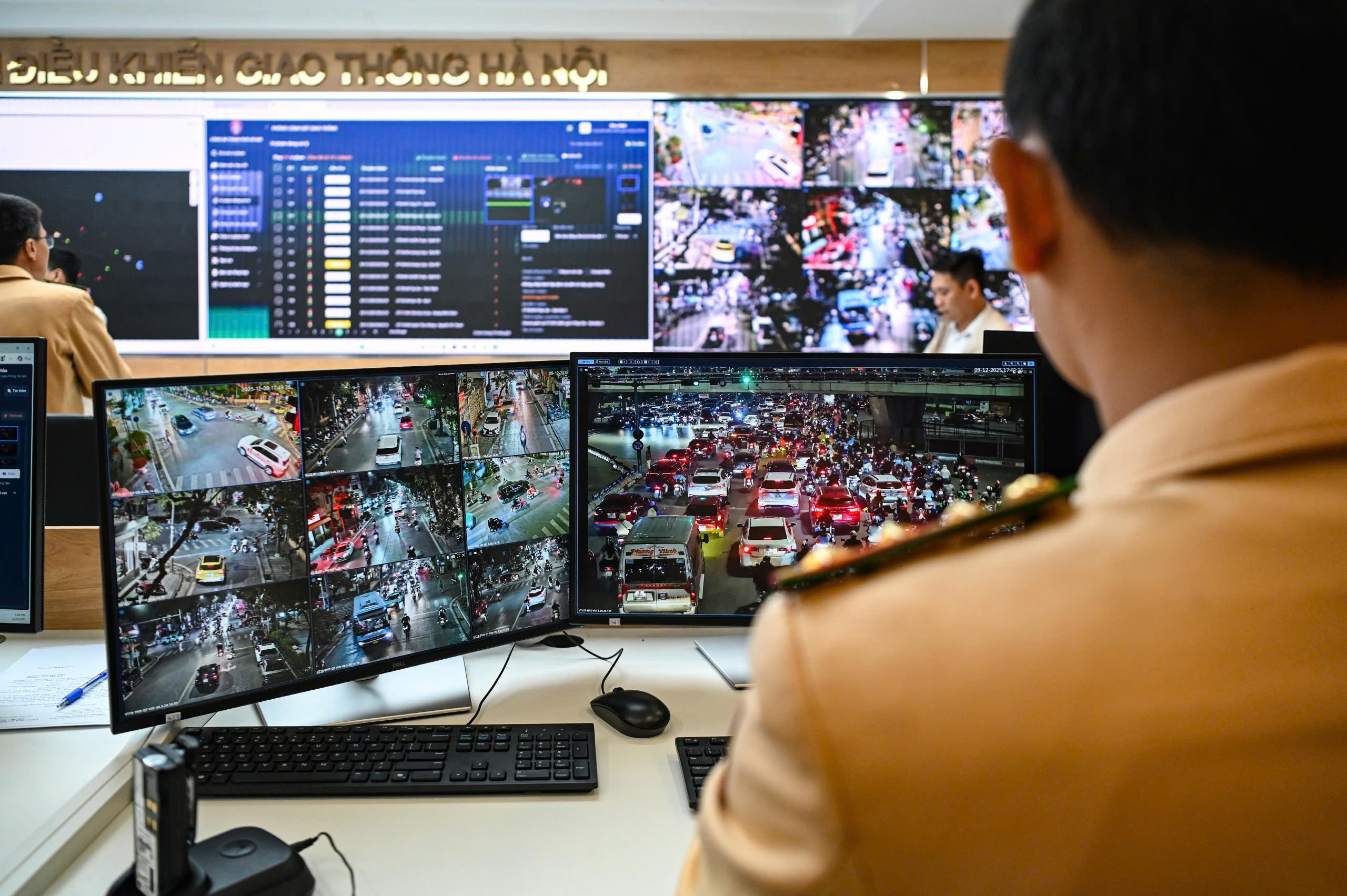 Camera AI vận hành, còn những việc gì CSGT phải
trực tiếp có mặt?- Ảnh 2. Camera AI vận hành, còn những việc gì CSGT phải
trực tiếp có mặt?- Ảnh 2.