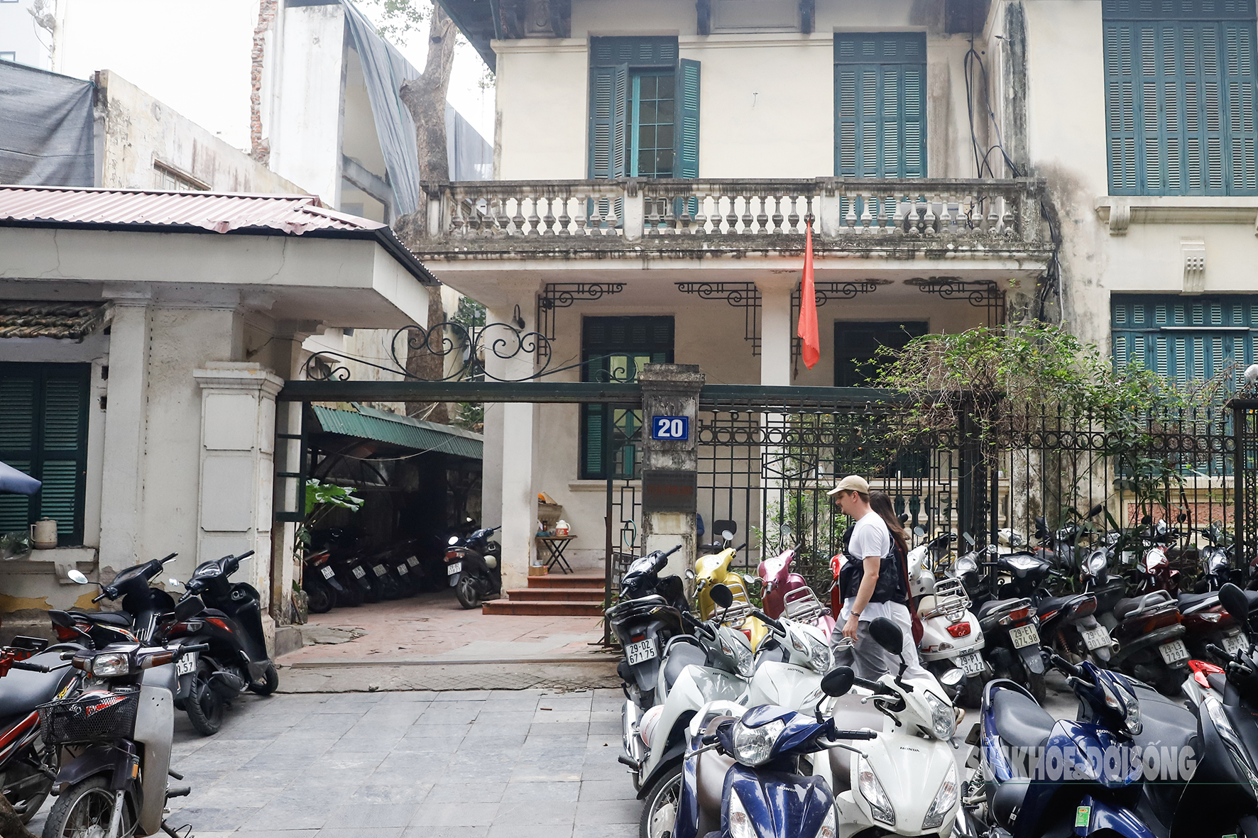 Cận cảnh phá dỡ loạt công trình trên 'đất vàng' ven hồ Hoàn Kiếm- Ảnh 10. Cận cảnh phá dỡ loạt công trình trên 'đất vàng' ven hồ Hoàn Kiếm- Ảnh 10.