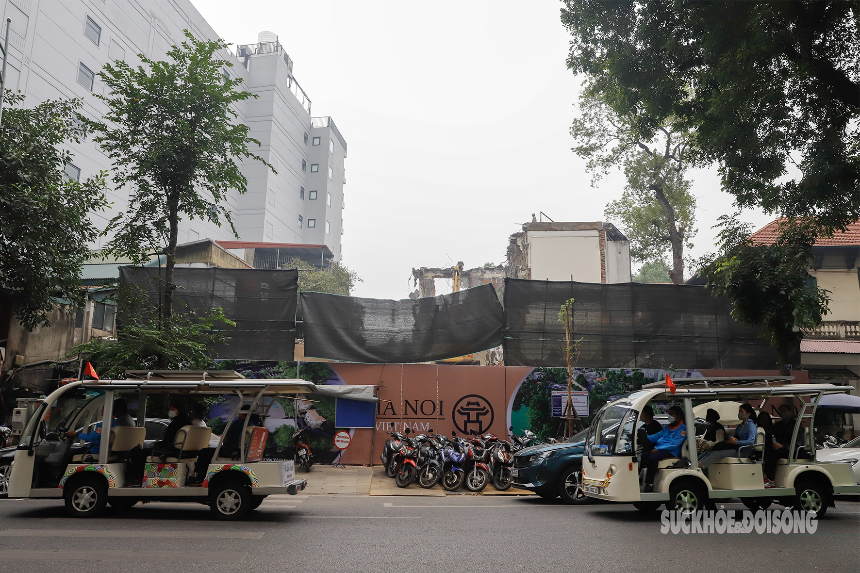 Cận cảnh phá dỡ loạt công trình trên 'đất vàng' ven hồ Hoàn Kiếm- Ảnh 5. Cận cảnh phá dỡ loạt công trình trên 'đất vàng' ven hồ Hoàn Kiếm- Ảnh 5.