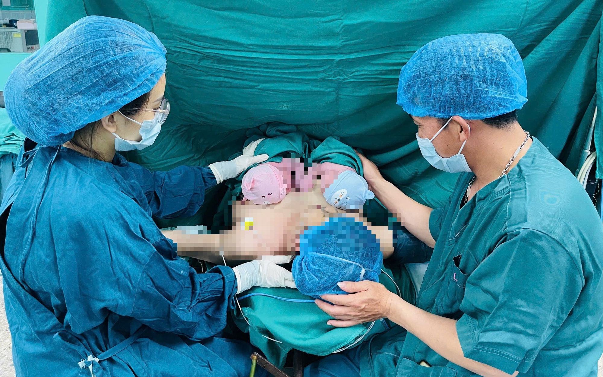 Cấp cứu kịp thời, chuyển tuyến an toàn ca sinh non 28 tuần nặng 900 gram- Ảnh 3.