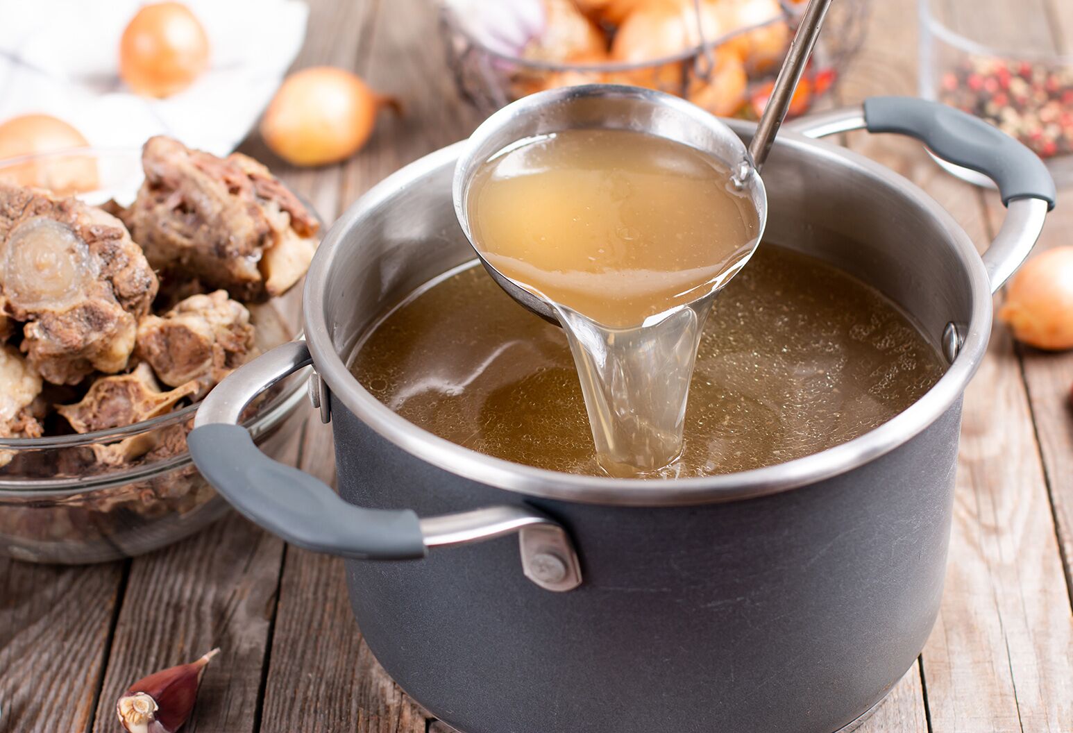 Nước hầm xương có thực sự giàu collagen và tốt như lời đồn?