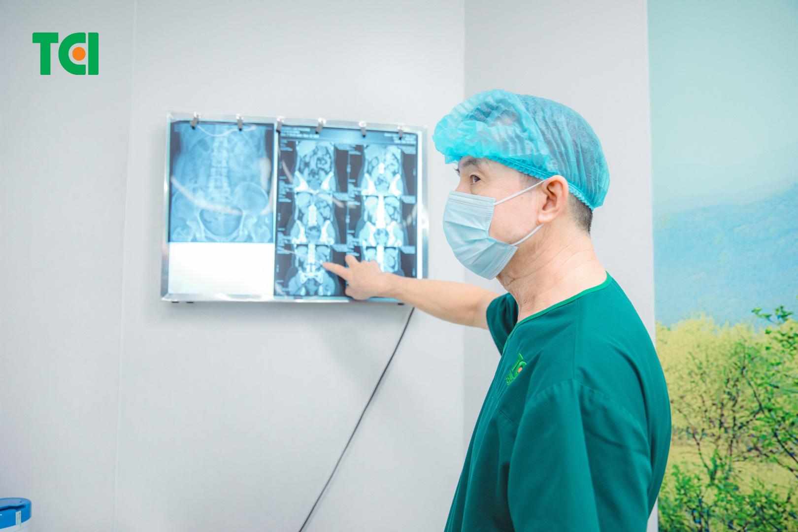 Cálculos renales 'ocultos' en la pelvis renal: Eliminados suavemente mediante litotricia moderna - Imagen 1. Sỏi 'ẩn nấp' ngách bể thận: Loại bỏ nhẹ nhàng bằng tán sỏi hiện đại- Ảnh 1.