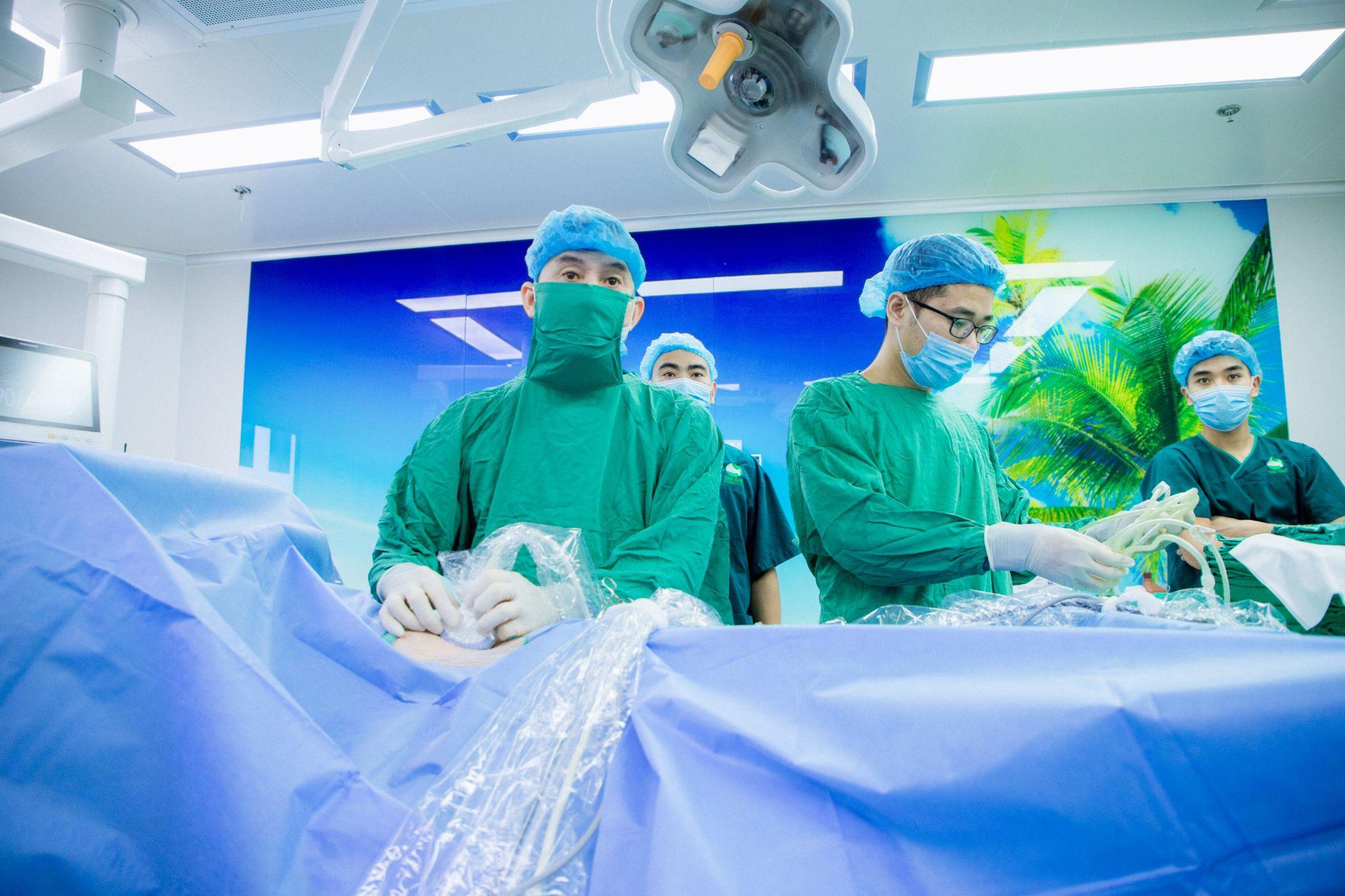 Cálculos renales 'escondidos' en la pelvis renal: Eliminados suavemente mediante litotricia moderna - Foto 2. Sỏi 'ẩn nấp' ngách bể thận: Loại bỏ nhẹ nhàng bằng tán sỏi hiện đại- Ảnh 2.