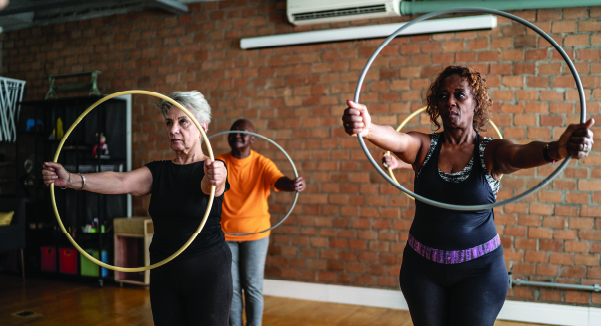 7 bài tập với vòng lắc giúp giảm cân hiệu quả- Ảnh 2.