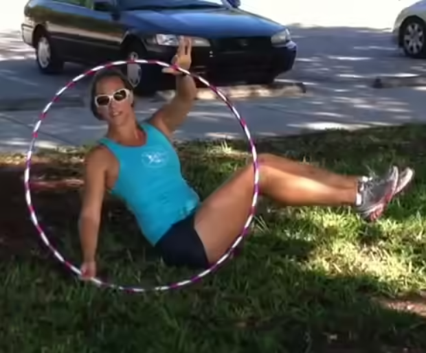 7 bài tập với vòng lắc giúp giảm cân hiệu quả- Ảnh 3.