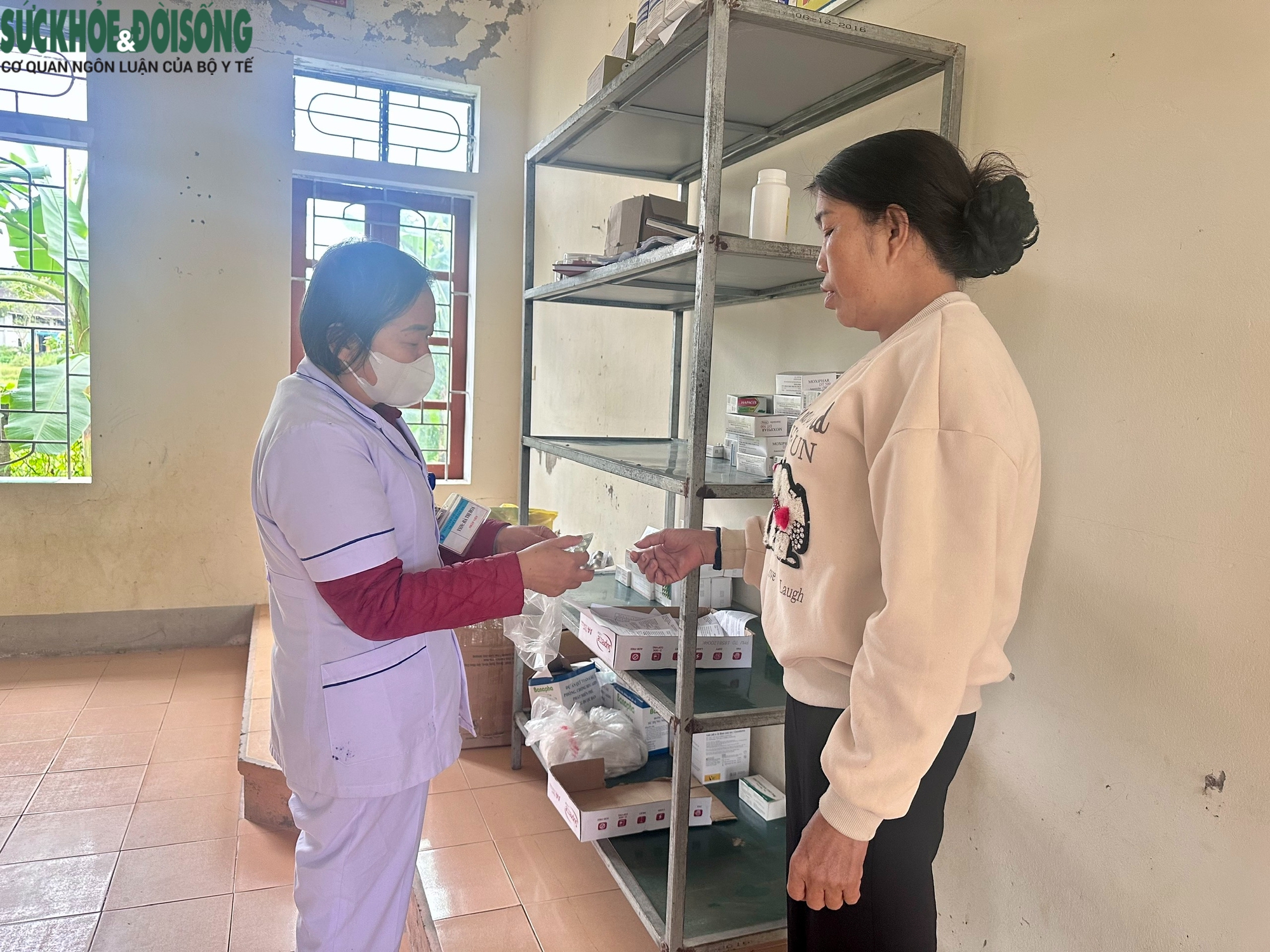 Người bệnh bớt cảnh đi xa khi hàng trăm loại thuốc sắp về trạm y tế xã- Ảnh 3. Người bệnh bớt cảnh đi xa khi hàng trăm loại thuốc sắp về trạm y tế xã- Ảnh 3.