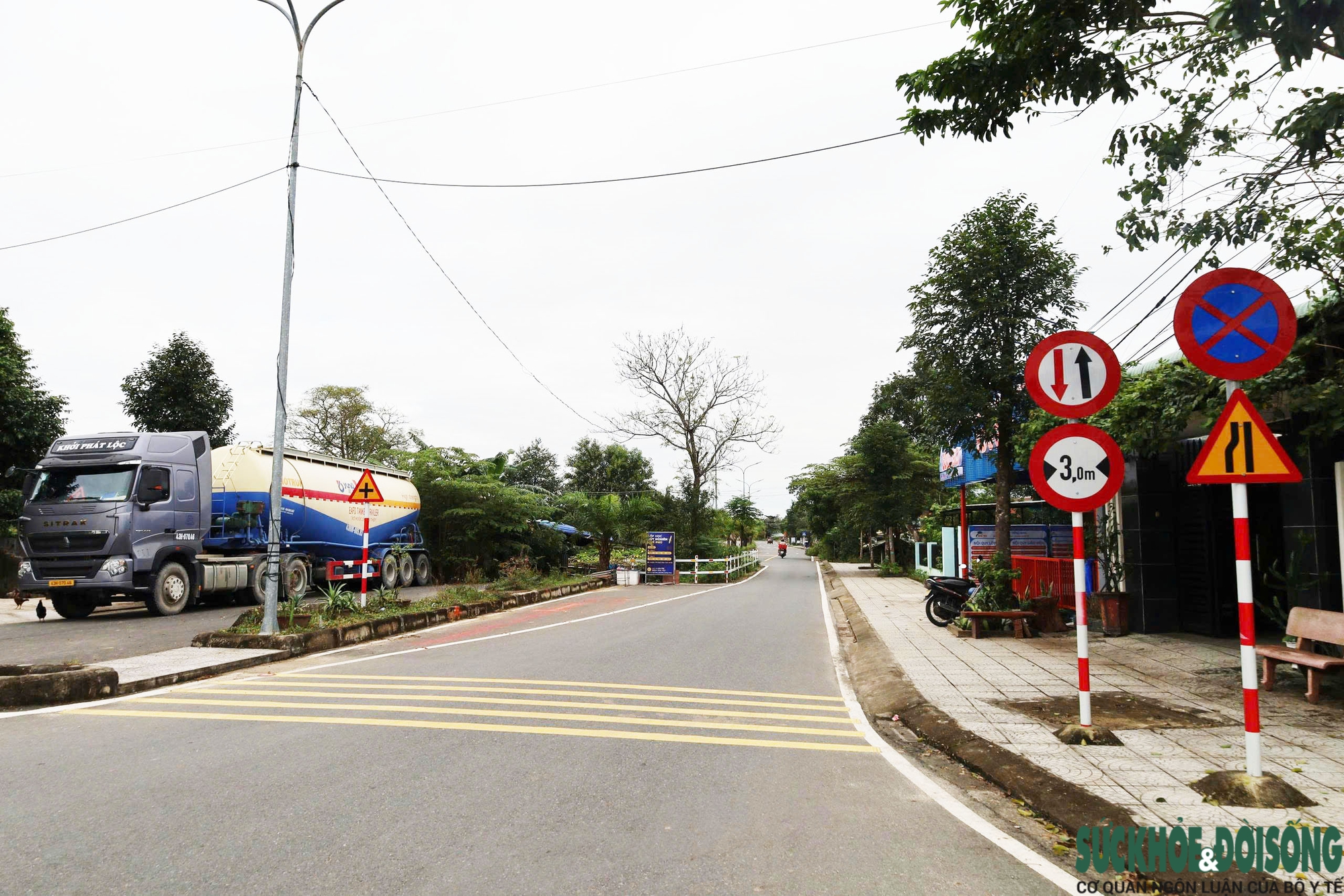 Cận cảnh con đường độc lạ, bị 'bẻ cong' vì một… ngôi nhà- Ảnh 6.