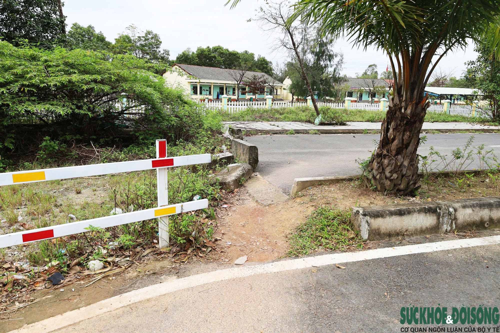 Cận cảnh con đường độc lạ, bị 'bẻ cong' vì một… ngôi nhà- Ảnh 7.