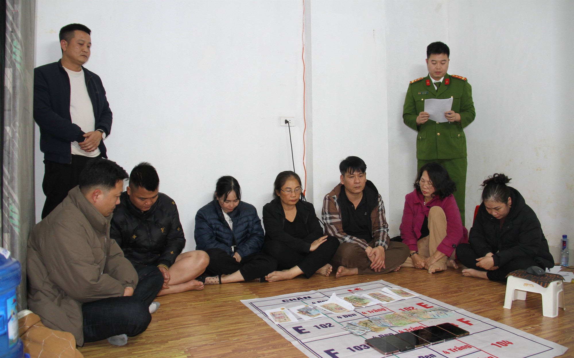 Bắt quả tang nhóm người đánh bạc qua mạng bằng hình thức "xóc đĩa"