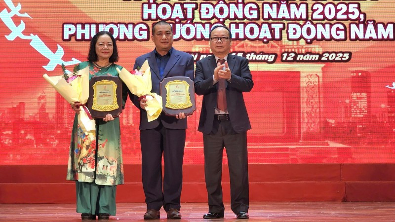 'Đi về phía mặt trời' của nhà thơ Lê Cảnh Nhạc hai lần được Hội Nhà văn Hà Nội xét tặng giải thưởng- Ảnh 3. 'Đi về phía mặt trời' của nhà thơ Lê Cảnh Nhạc hai lần được Hội Nhà văn Hà Nội xét tặng giải thưởng- Ảnh 3.