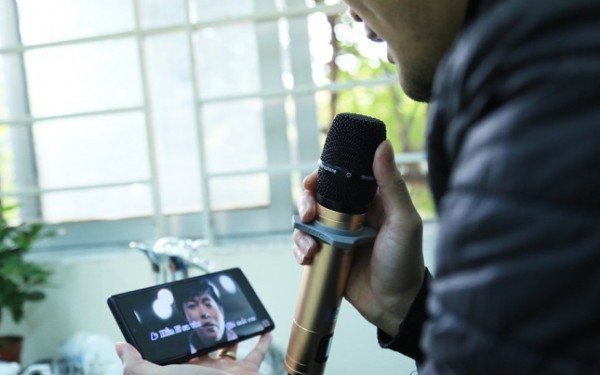 Công an làm việc với nam thanh niên hát karaoke gây ồn ào- Ảnh 2.