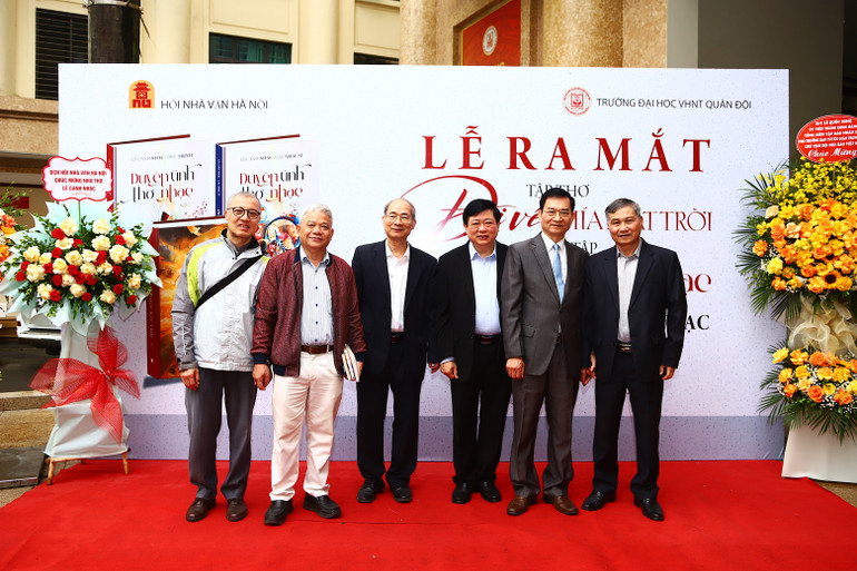 'Đi về phía mặt trời' của nhà thơ Lê Cảnh Nhạc hai lần được Hội Nhà văn Hà Nội xét tặng giải thưởng- Ảnh 4. 'Đi về phía mặt trời' của nhà thơ Lê Cảnh Nhạc hai lần được Hội Nhà văn Hà Nội xét tặng giải thưởng- Ảnh 4.