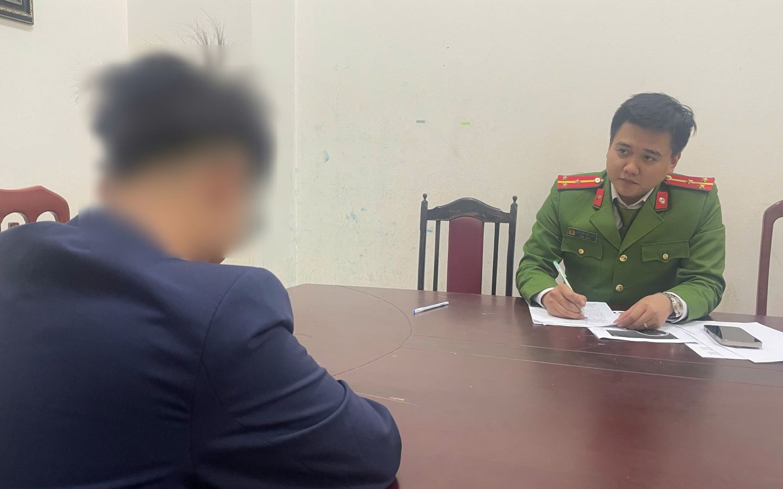 Đăng tải hình ảnh cá nhân ghép mặc quân phục công an, nam thanh niên ở Hải Phòng bị phạt 7,5 triệu đồng- Ảnh 2. Đăng tải hình ảnh cá nhân ghép mặc quân phục công an, nam thanh niên ở Hải Phòng bị phạt 7,5 triệu đồng- Ảnh 2.