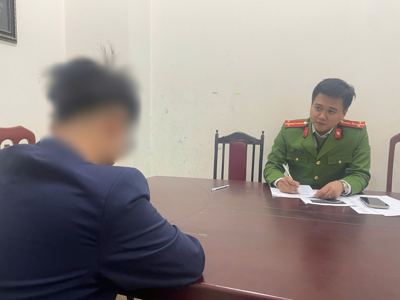 Xác minh nam sinh đăng tải hình ảnh Công an kèm bình luận không phù hợp trên mạng xã hội- Ảnh 1. Xác minh nam sinh đăng tải hình ảnh Công an kèm bình luận không phù hợp trên mạng xã hội- Ảnh 1.