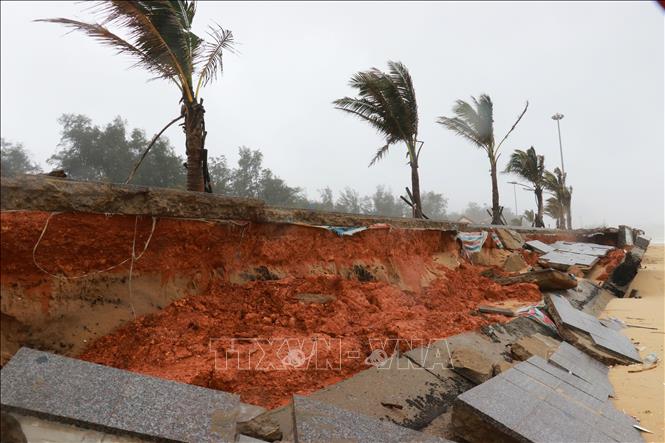 Quảng Trị: Bờ kè bãi tắm cộng đồng Trung Giang sạt lở nghiêm trọng- Ảnh 1. Quảng Trị: Bờ kè bãi tắm cộng đồng Trung Giang sạt lở nghiêm trọng- Ảnh 1.