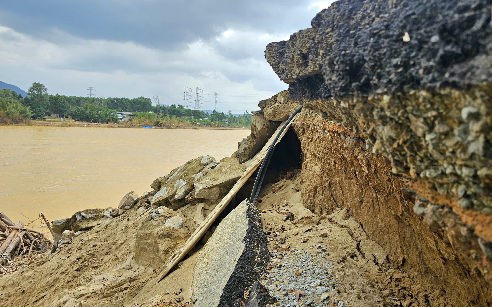 Thần tốc thực hiện 'Chiến dịch Quang Trung' khắc phục sạt lở ở Khe Sanh- Ảnh 4. Sạt lở "nuốt" đường, đe dọa nhà cửa, đất sản xuất của người dân