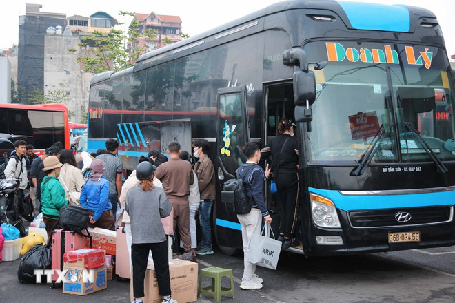 Hà Nội tăng khoảng 150 xe khách phục vụ người dân dịp Tết Dương lịch 2026- Ảnh 2. Hà Nội tăng khoảng 150 xe khách phục vụ người dân dịp Tết Dương lịch 2026- Ảnh 2.