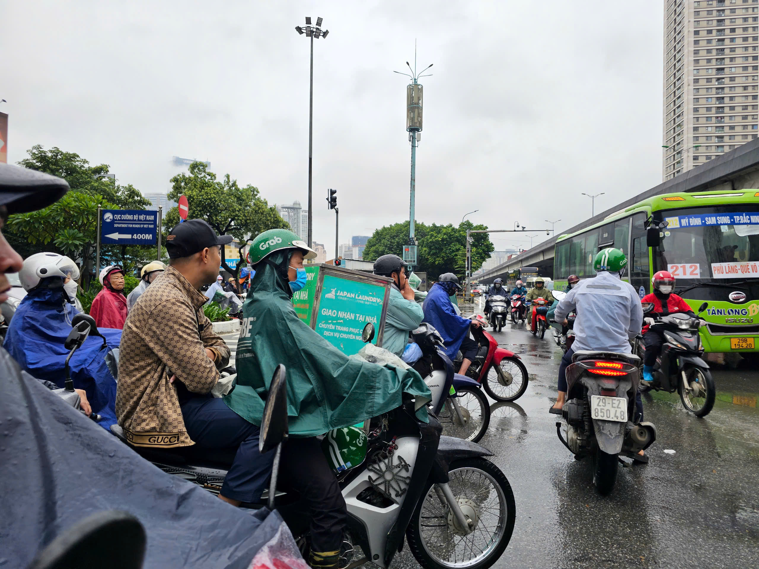 Không khí lạnh tăng cường yếu nên miền Bắc có mưa rào rải rác, trời rét