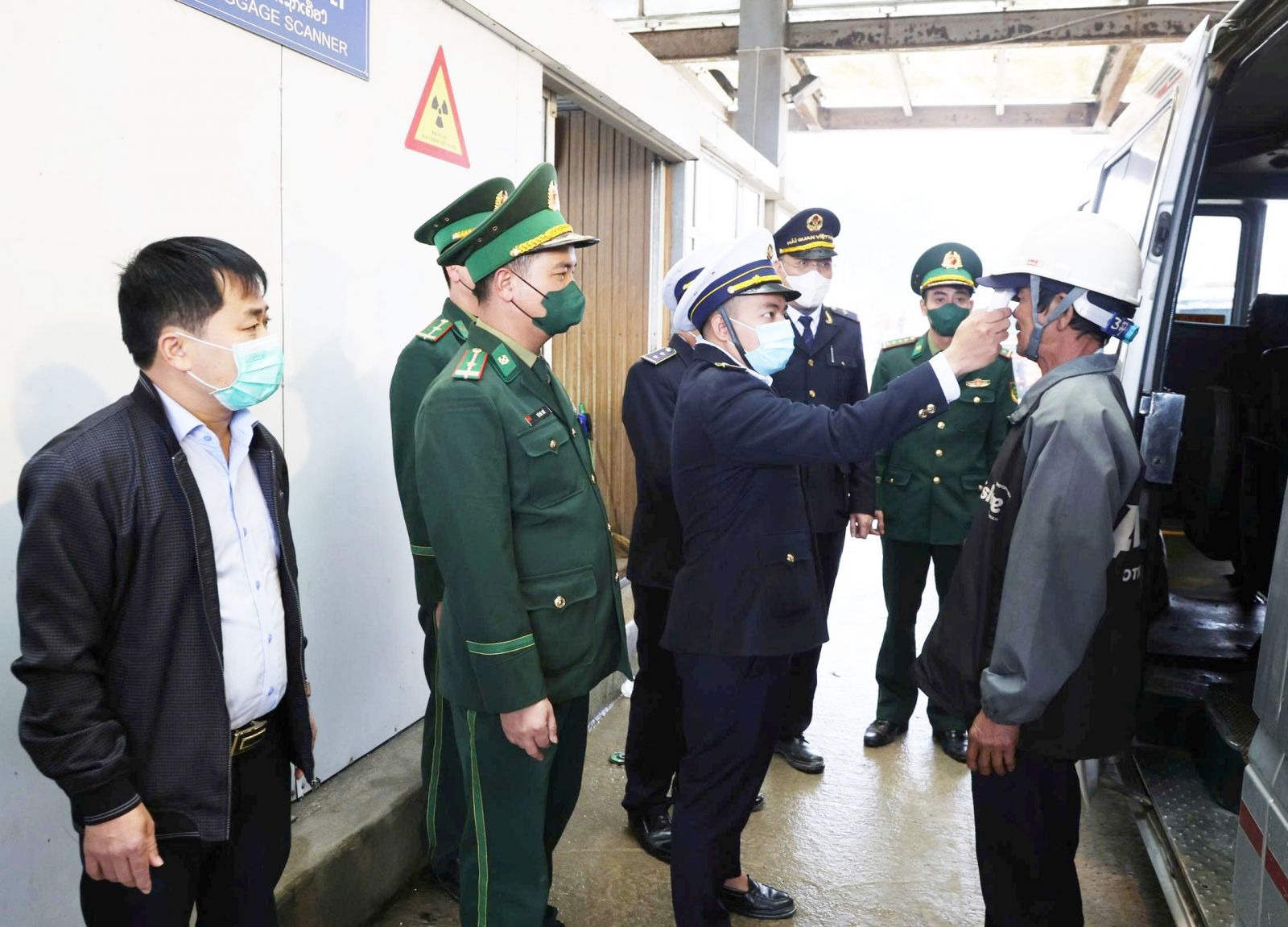 Ха Тінь проактивно запобігає ризику поліомієліту з кордону - Фото 1. Hà Tĩnh chủ động ngăn chặn nguy cơ bệnh bại liệt từ biên giới- Ảnh 1.