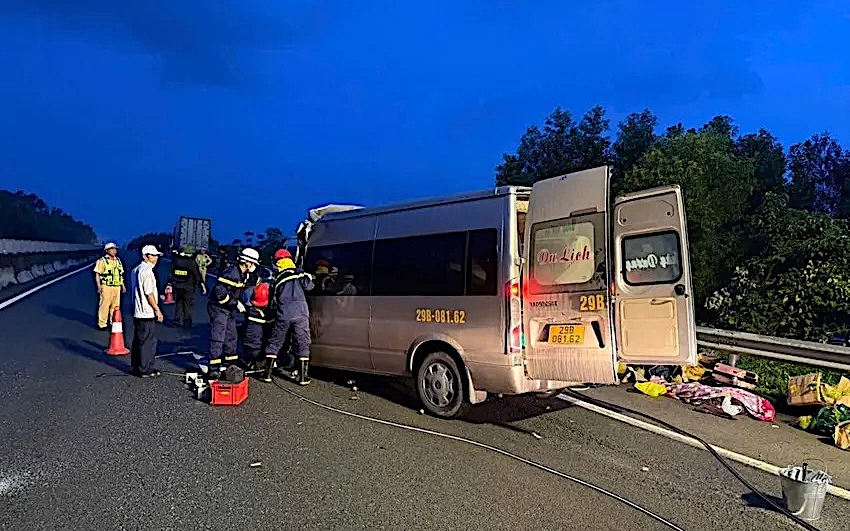 Sau vụ tai nạn 4 người chết trên cao tốc Đà Nẵng - Quảng Ngãi, Bộ Xây dựng chỉ đạo gì?- Ảnh 1. Mặt đường lún, biển báo rối gây mất an toàn: Cao tốc Đà Nẵng - Quảng Ngãi bị "tuýt còi"