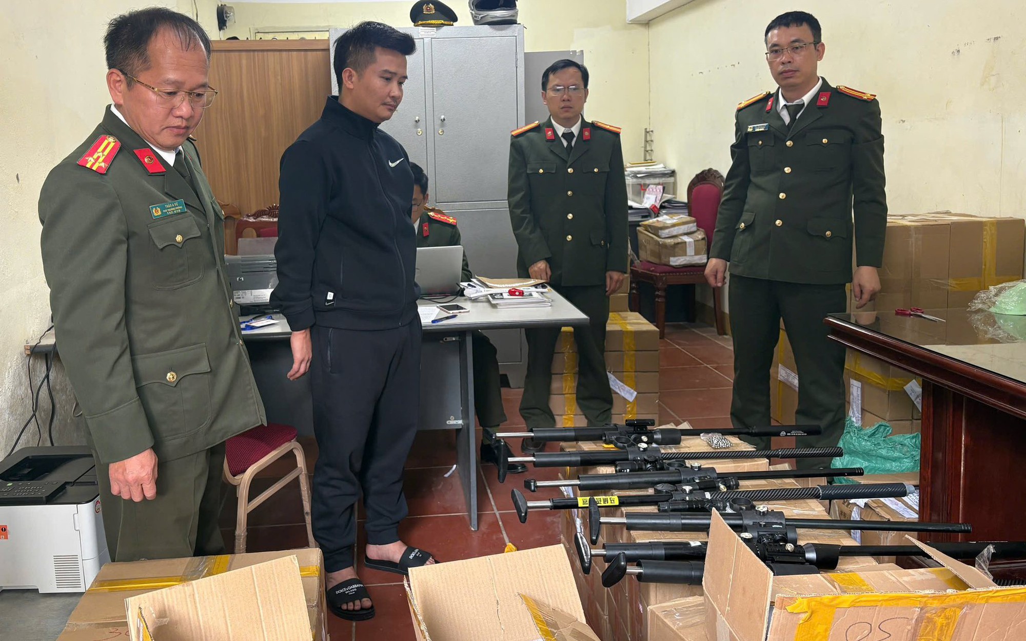 Nghi bị ném mắm tôm, nam thanh niên chém người gây thương tích- Ảnh 2.