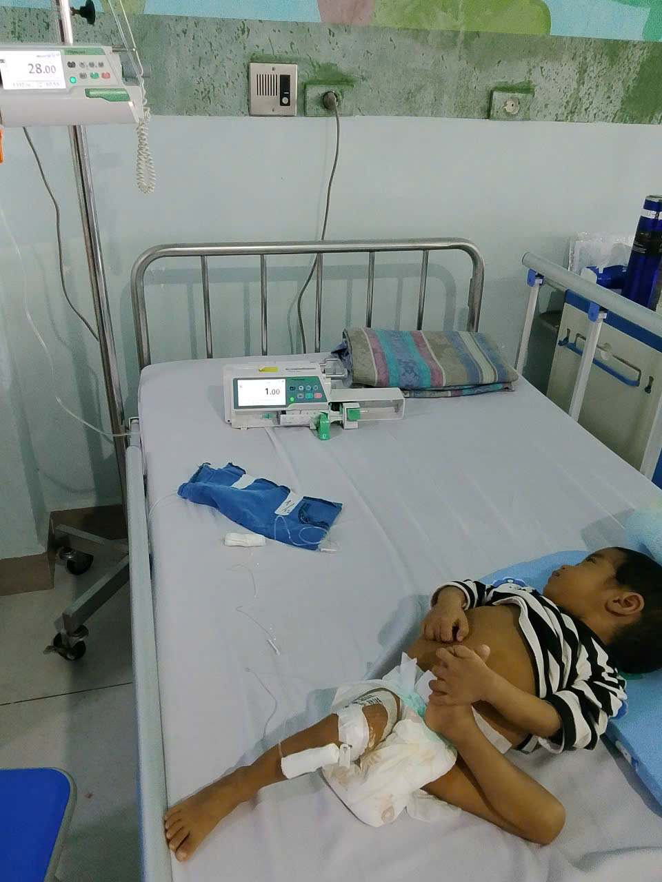 Xót xa hoàn cảnh bé trai bị teo mật bẩm sinh, mẹ sẵn sàng hiến gan cứu con nhưng không đủ kinh phí điều trị- Ảnh 3. Xót xa hoàn cảnh bé trai bị teo mật bẩm sinh, mẹ sẵn sàng hiến gan cứu con nhưng không đủ kinh phí điều trị- Ảnh 3.