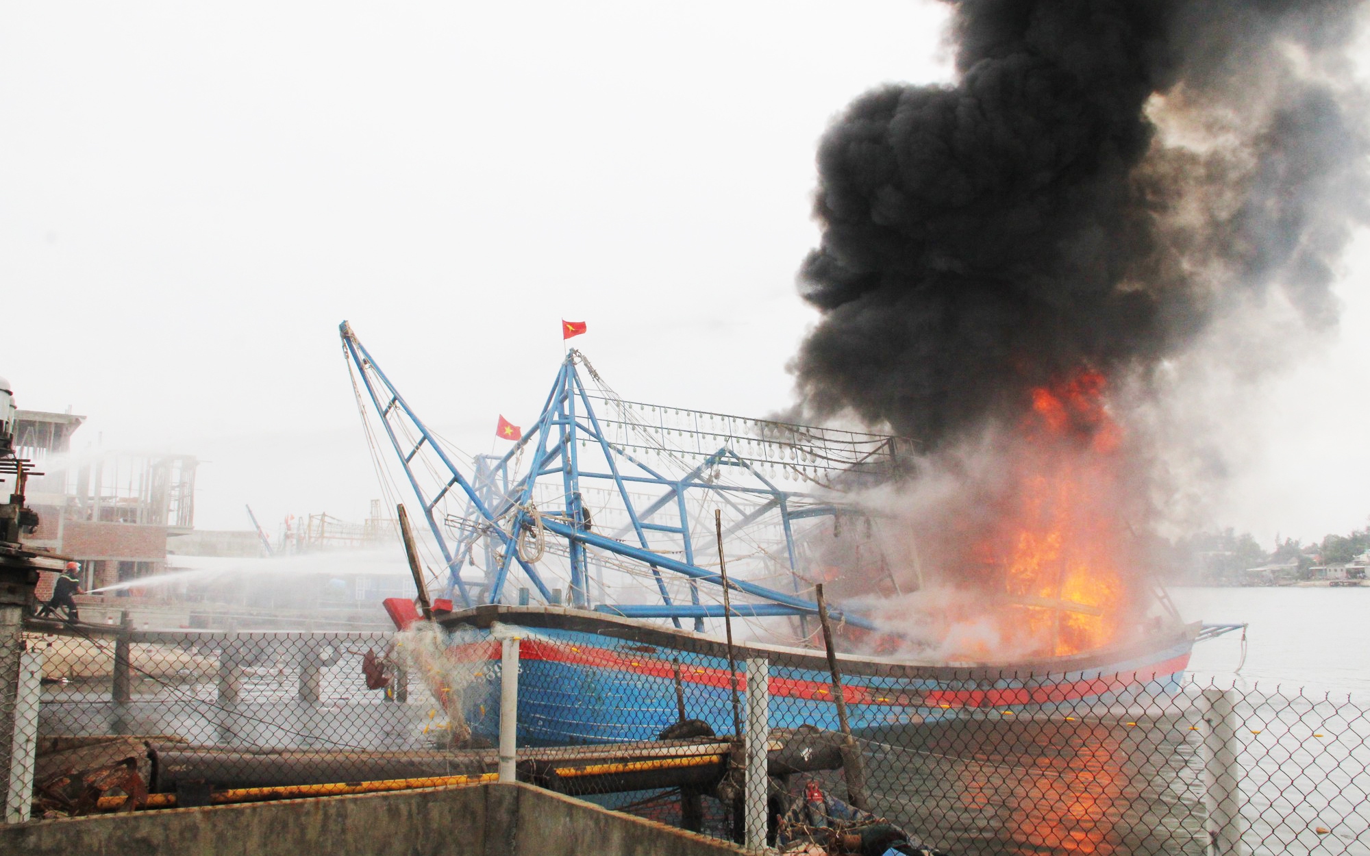 Tàu cá Đà Nẵng cháy và chìm trên biển, 55 thuyền viên gặp nạn