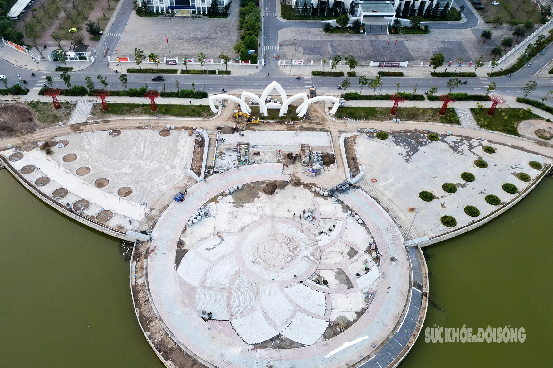 Lộ diện cổng hoa sen 5 cánh tại Công viên Gia Lâm- Ảnh 2. Lộ diện cổng hoa sen 5 cánh tại Công viên Gia Lâm- Ảnh 2.