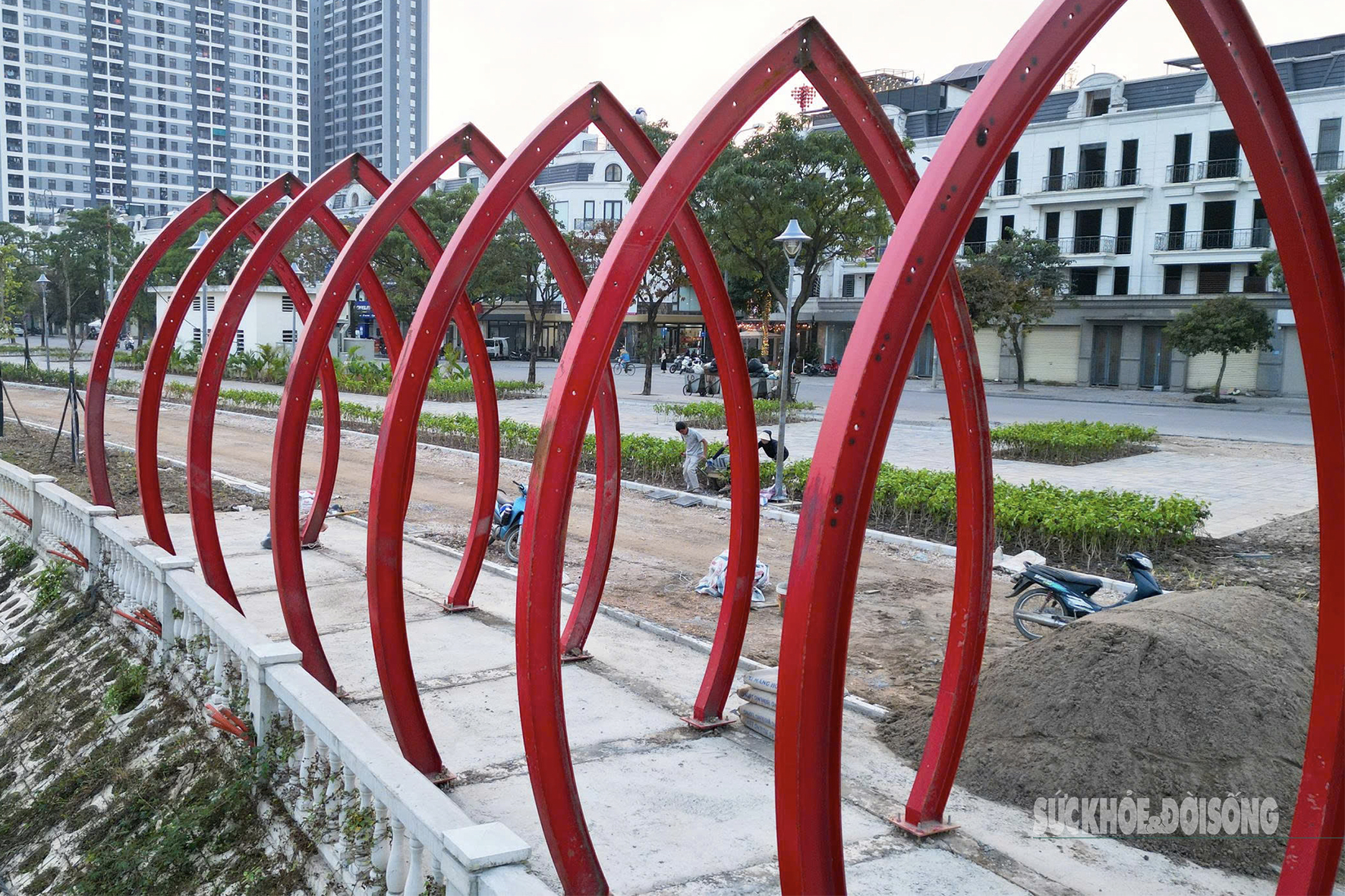 Lộ diện cổng hoa sen 5 cánh tại Công viên Gia Lâm- Ảnh 9. Lộ diện cổng hoa sen 5 cánh tại Công viên Gia Lâm- Ảnh 9.