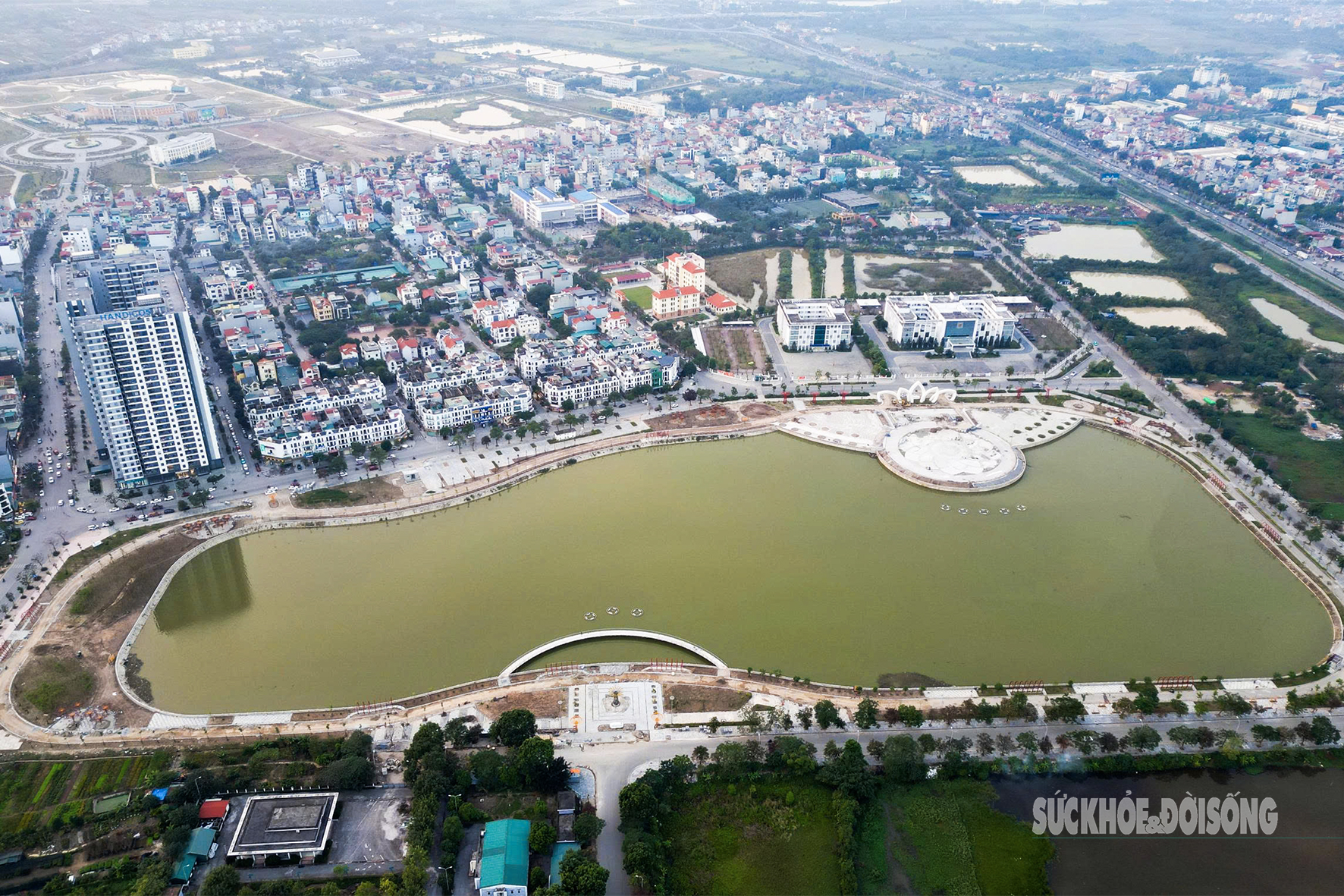 Lộ diện cổng hoa sen 5 cánh tại Công viên Gia Lâm- Ảnh 1. Lộ diện cổng hoa sen 5 cánh tại Công viên Gia Lâm- Ảnh 1.