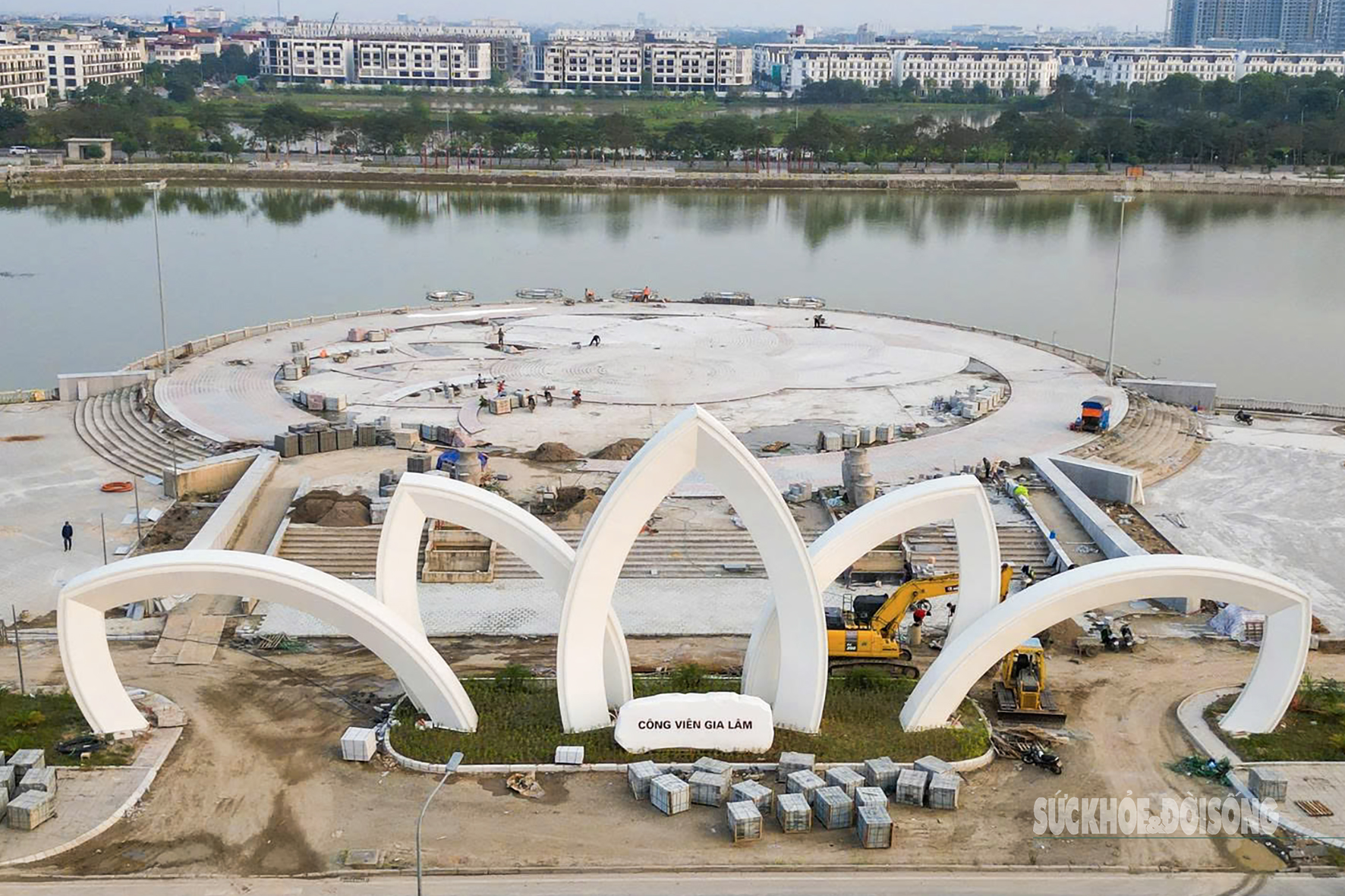 Lộ diện cổng hoa sen 5 cánh tại Công viên Gia Lâm- Ảnh 3. Lộ diện cổng hoa sen 5 cánh tại Công viên Gia Lâm- Ảnh 3.