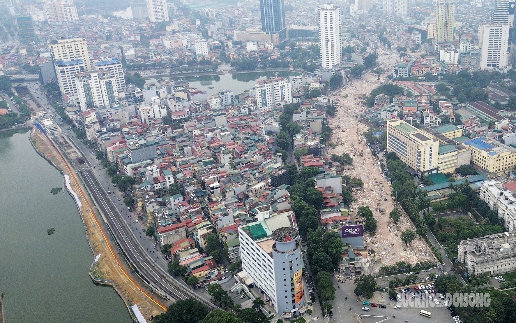 Dãy nhà bám sát trục đường Đê La Thành biến mất, lộ diện mặt bằng "khổng lồ" của Vành đai 1 