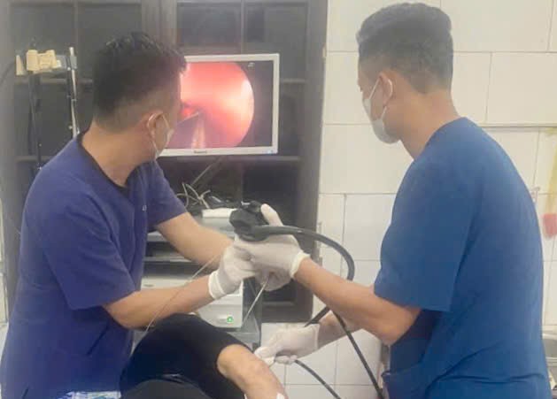 Suýt thủng thực quản vì viên thuốc - Ảnh 1. Suýt thủng thực quản vì viên thuốc - Ảnh 1.