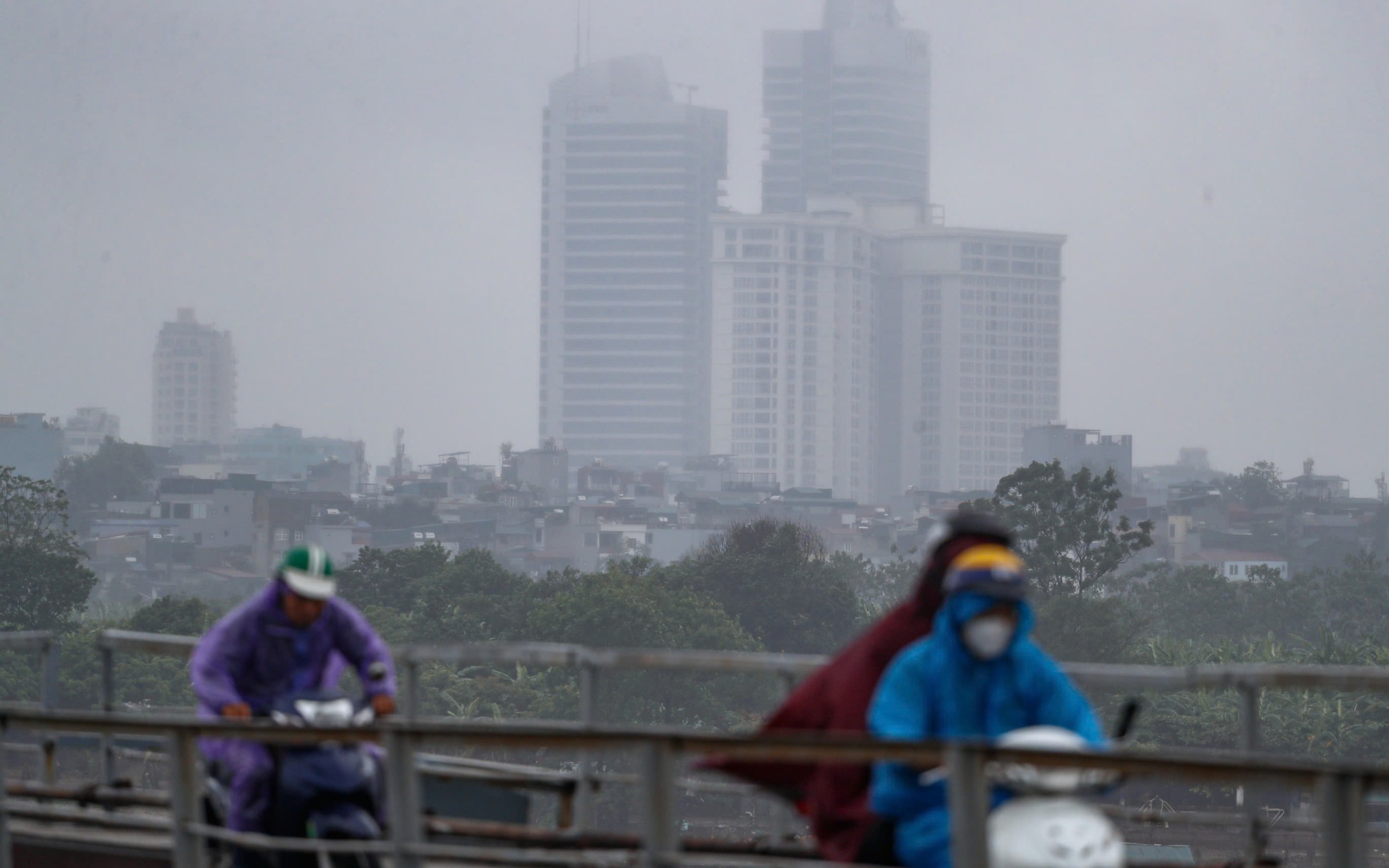 Hà Nội xác định 'thủ phạm' gây ô nhiễm không khí - Ảnh 2. Hà Nội ô nhiễm không khí kéo dài cả ngày