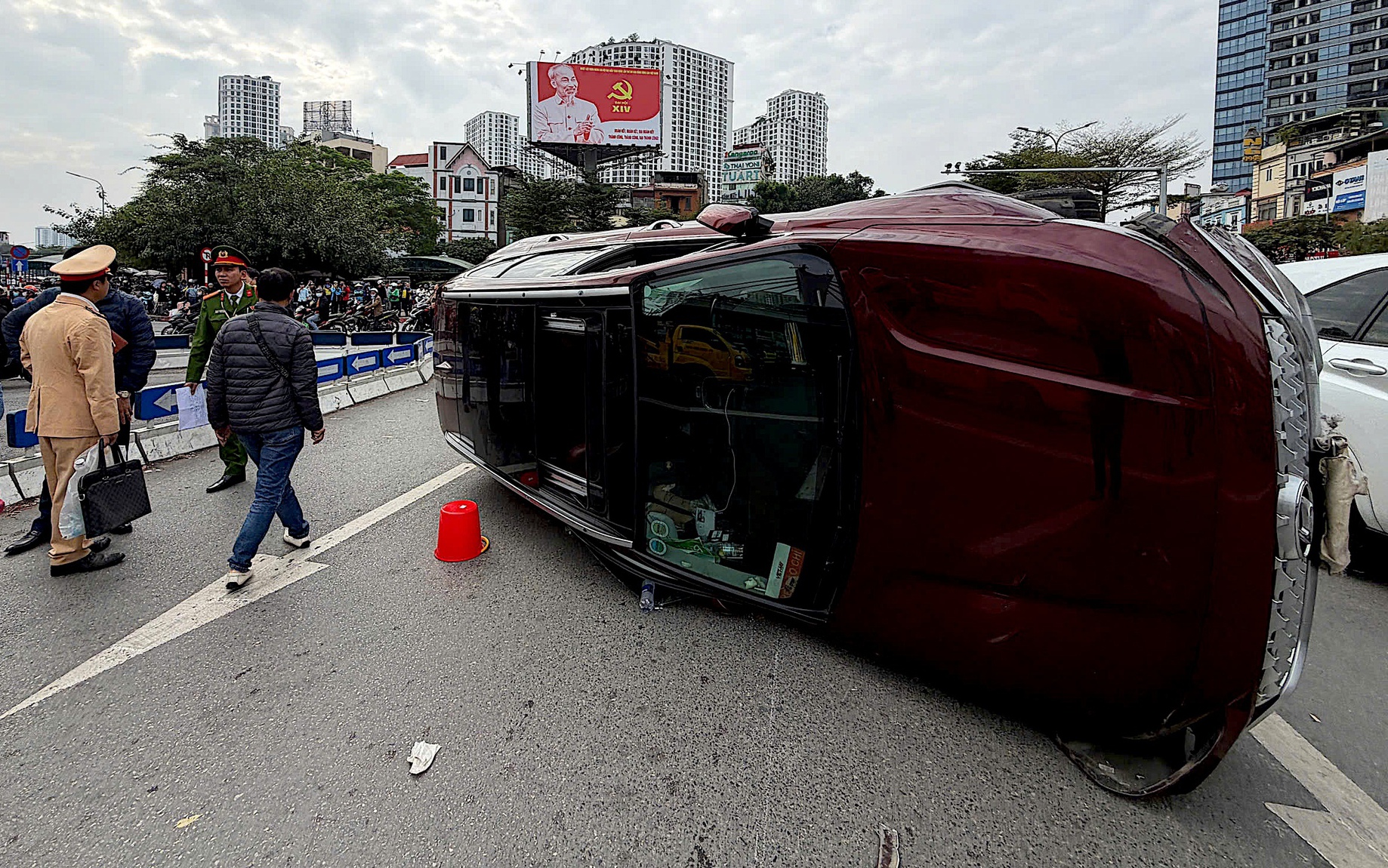 Vụ xe ô tô Santafe lật nghiêng tại Ngã Tư Sở: Tài xế dương tính với ma túy- Ảnh 3. Vụ xe ô tô Santafe lật nghiêng tại Ngã Tư Sở: Tài xế dương tính với ma túy- Ảnh 3.