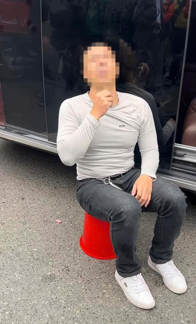 Vụ xe ô tô Santafe lật nghiêng tại Ngã Tư Sở: Tài xế dương tính với ma túy- Ảnh 2. Vụ xe ô tô Santafe lật nghiêng tại Ngã Tư Sở: Tài xế dương tính với ma túy- Ảnh 2.