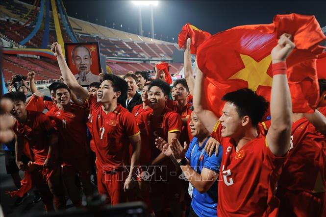 Các cầu thủ U22 Việt Nam hân hoan chia vui với người hâm mộ- Ảnh 11.