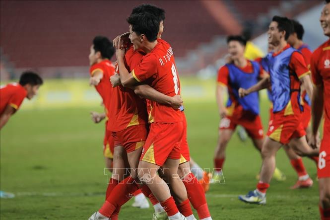 Các cầu thủ U22 Việt Nam hân hoan chia vui với người hâm mộ- Ảnh 1.