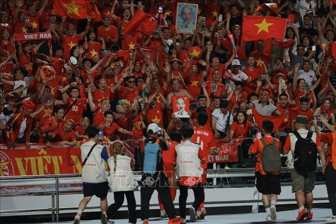 Các cầu thủ U22 Việt Nam hân hoan chia vui với người hâm mộ- Ảnh 4.
