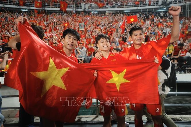 Các cầu thủ U22 Việt Nam hân hoan chia vui với người hâm mộ- Ảnh 8.