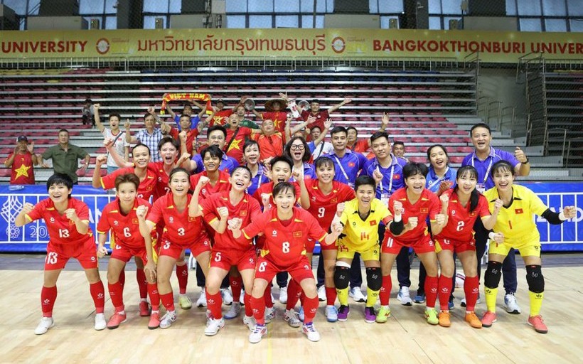 Thủ tướng chúc mừng Đội tuyển bóng đá nam U22 và Đội tuyển nữ Futsal quốc gia giành Huy chương Vàng SEA Games- Ảnh 2. Thủ tướng chúc mừng Đội tuyển bóng đá nam U22 và Đội tuyển nữ Futsal quốc gia giành Huy chương Vàng SEA Games- Ảnh 2.