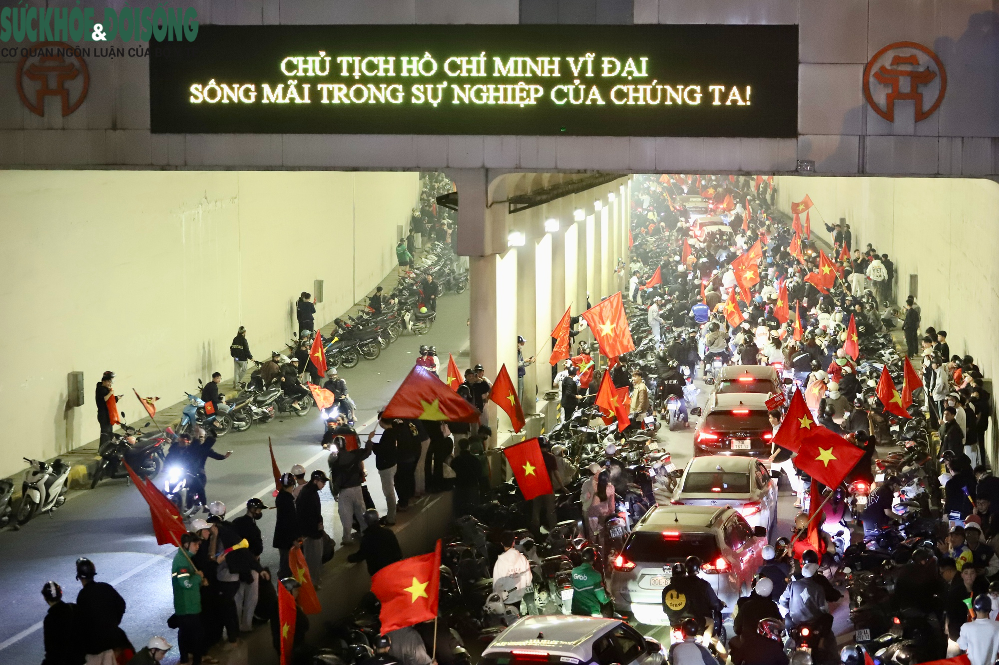 Nhìn lại những hình ảnh đẹp trong đêm người dân Hà Nội mừng tuyển U22 Việt Nam vô địch SEA Games- Ảnh 2.